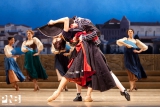 Lindsi Dec and Company dancers in Don Quixote. Foto door Angela Sterling