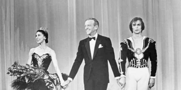 Foto van Margot Fonteyn, Fred Astaire en Rudolph Nureyev tijdens tv-optreden in 1965 voor The Hollywood Palace.