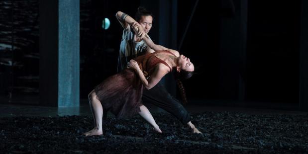 Twee dansers uit de voorstelling KIEM van Conny Janssen