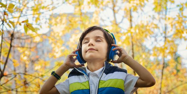 Kind luistert muziek