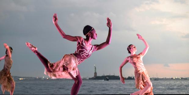 Afrikaanse dansers vertolken Rite of Spring in Dancing At Dusk