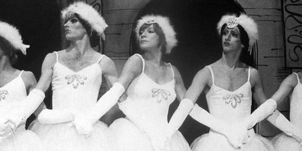 Shirley MacLaine en Les Ballets Trockadero de Monte Carlo 