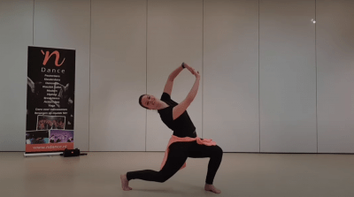 53 dansdocenten geven de dans door in deze video