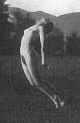 Gertrud Leistikow, dansend in een wei (1914).
