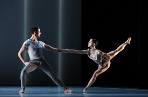Twee dansers uit de voorstelling ICOON van Introdans