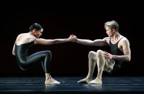 Dansers Igone de Jongh & Marijn Rademaker in Deja Vu.  Fotografie Hans Gerritsen