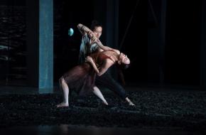 Twee dansers uit de voorstelling KIEM van Conny Janssen