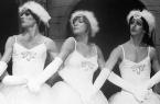 Shirley MacLaine en Les Ballets Trockadero de Monte Carlo 