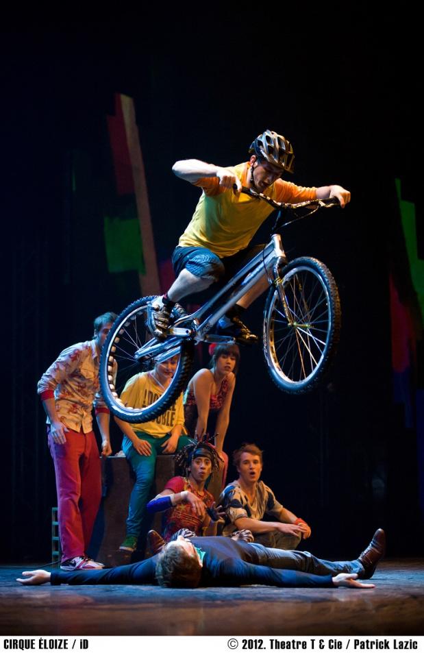  ID van Cirque Èloize, het spektakelcircus uit Canada rockt Amsterdam Carré