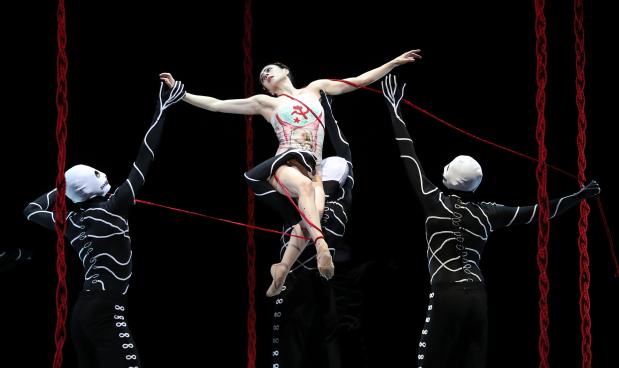 Maia Makhateli en dansers ensemble van Het Nationale Ballet.