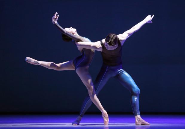 Dansers Yuanyuan Zhang & Martin ten Kortenaar in Impermanence.  Fotografie Hans Gerritsen